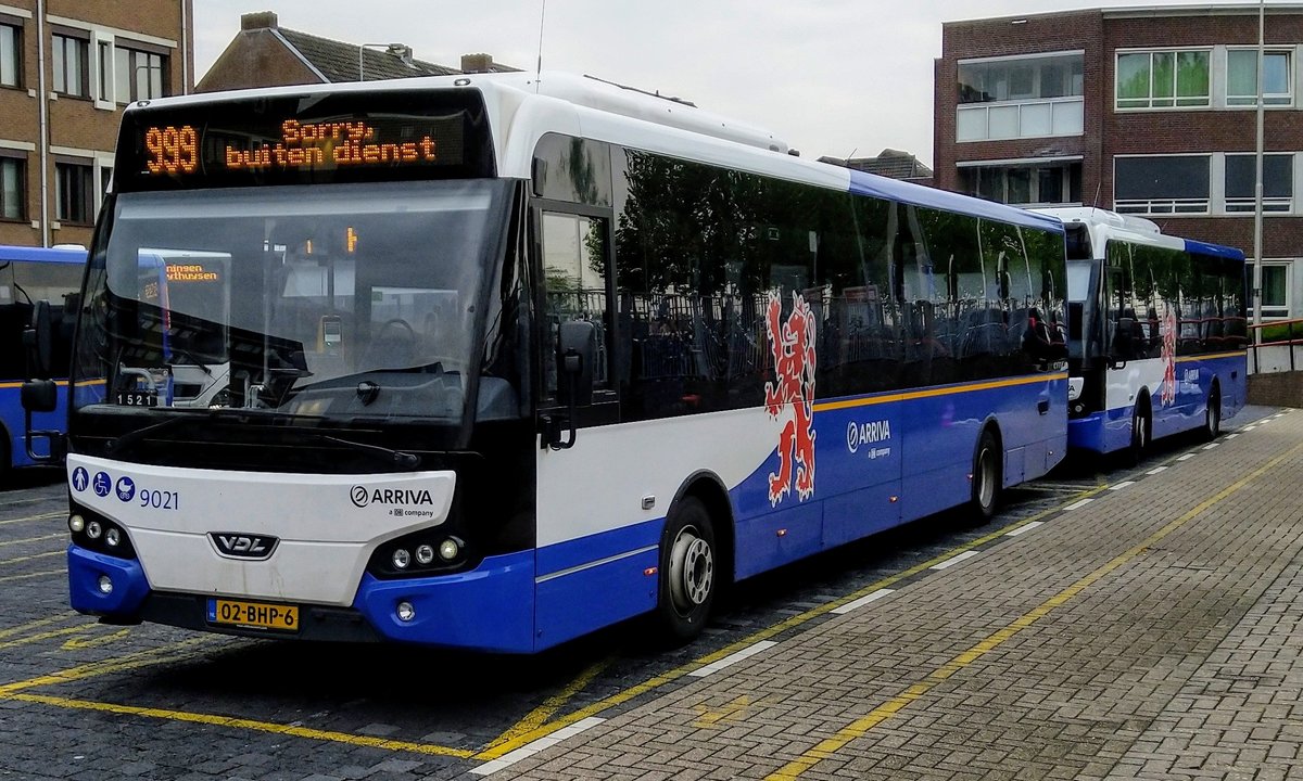 06.05.2019. Bahnhofsvorplatz Roermond/NL. Busse von DB ARRIVA LIMBURG. Kurze Pause vor der nächsten Fahrt. 