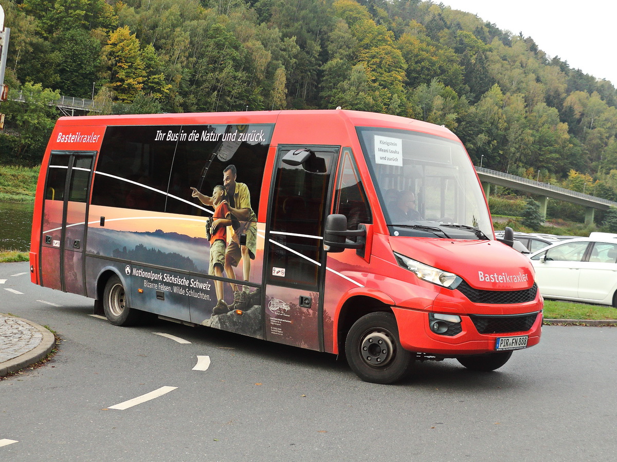 16. Oktober 2021 steht an der Haltestelle Rathaus Schandau ein Kleinbus  Basteikraxler  der Firma  Frank Nuhn Freizeit und Tourismus aus Königstein.