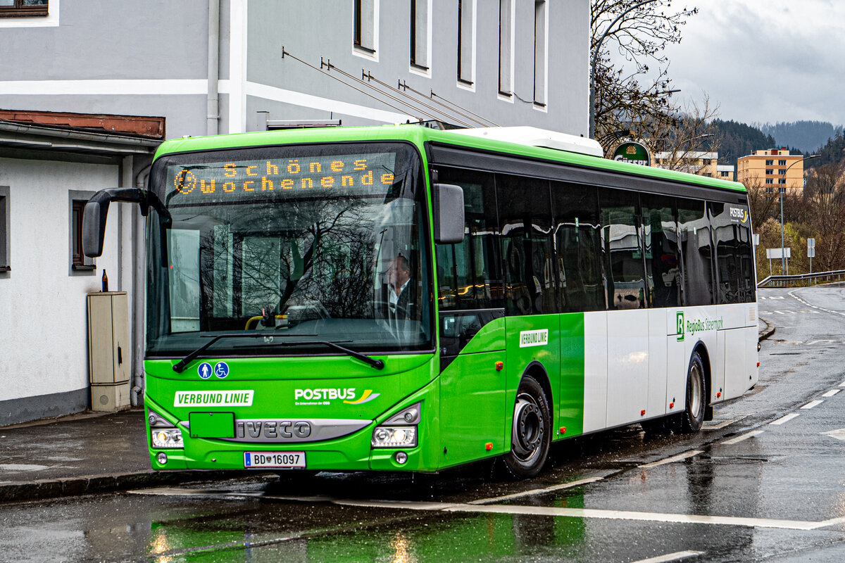 16.03.2024: Postbus 16097 wünscht ein Schönes Wochenende am Leobner Hauptbahnhof