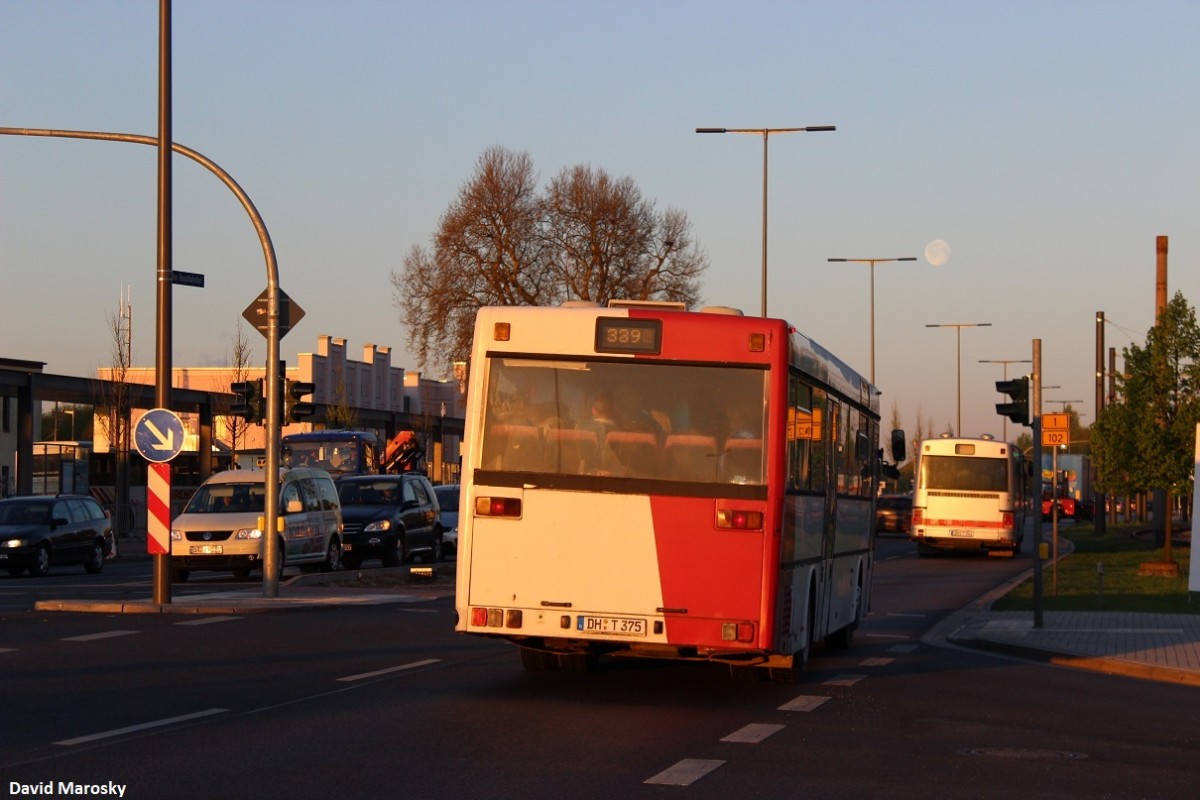 17. April 2014 - Brandenburg, am Güterbahnhof ein Mercedes-Benz O407 auf dem Weg nach Mötzow (Domstiftgut). 