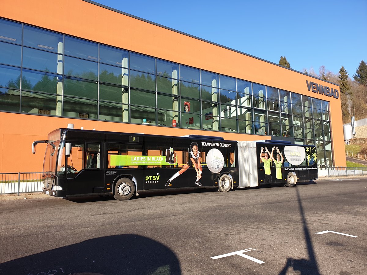 18.02.2019 Ex Oberbayernbus 030 mit der Werbung der Ladies in Black vor dem Vennbad in Monschau. Eifelgold Reisen