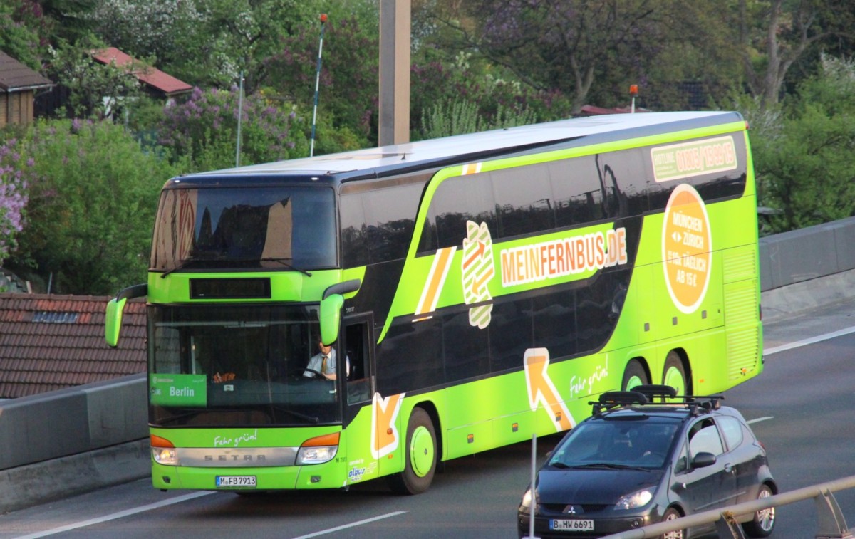 19.4.2014 Setra (M 7913) Reisebus auf der Berliner Stadtautobahn am Massedamm.