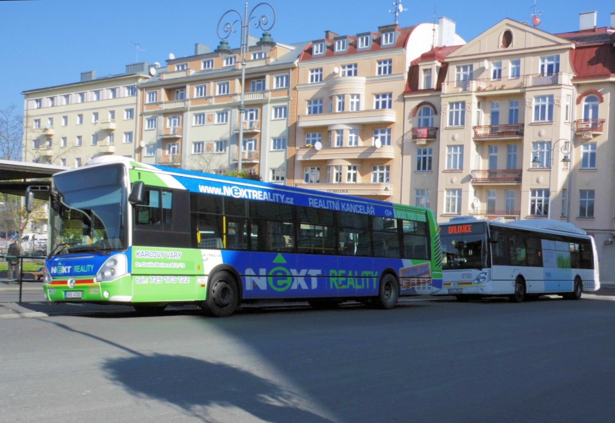 2 Busse vom Typ Irisbus Citelis am 28.10.14 auf einem zentralen Busbhf im tschechischen Karlovy Vary (Karlsbad)