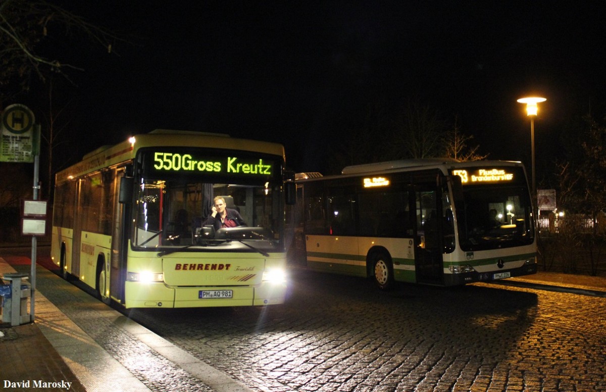 2. Januar 2015 - Mein erstes Foto im Jahre 2015. Lehnin, Goethestraße-Busbahnhof, der Scania-Hess PM-AQ 981 (Behrendt, Lehnin) auf Linie 550 nach Groß Kreutz. Daneben steht ein Mercedes-Benz Citaro Facelift der VGBelzig auf der Linie PlusBus 553.