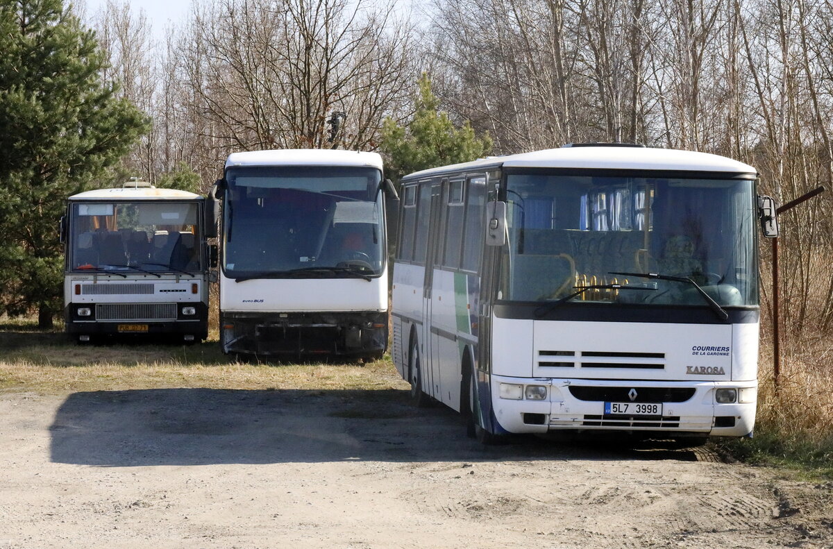 2 Karosabusse und ein weiterer, mir nicht bekannter Typ auf dem Gelände eines Busunternehmens in Ceska Lipa. 26.03.2022 14:52 Uhr.