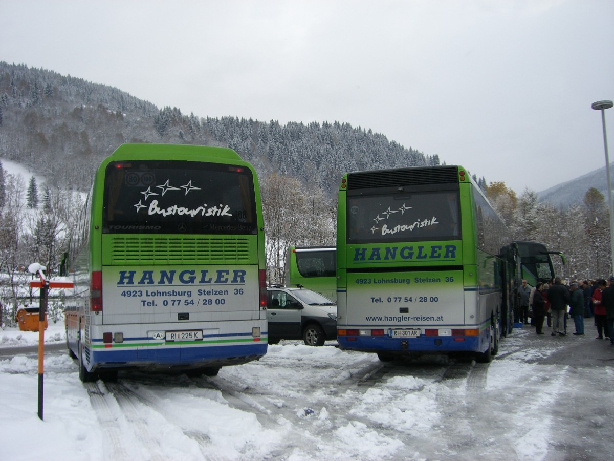 2 Reisebusse der Fa. Hangler, Lohnsburg/OÖ im November 2006 auf einem Autobahnrastplatz in Salzburg