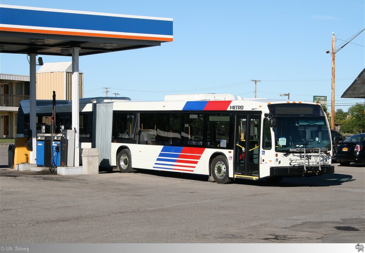 2013 Nova Bus LFS Artic  Metropolitan Transit Authority of Harris County, in Houston, Texas / USA , aufgenommen bei der berfhrungsfahrt, durch  Bennett Truck Transport , in Henrietta, New York / USA am 8. September 2013.