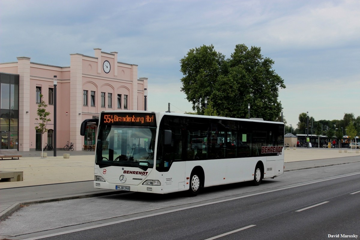 21.08.2014 am Brandenburger Hauptbahnhof steht der Citaro I der Firma Behrendt, Kloster Lehnin. Im Hintergrund das  neue  Bahnhofsgebäude.