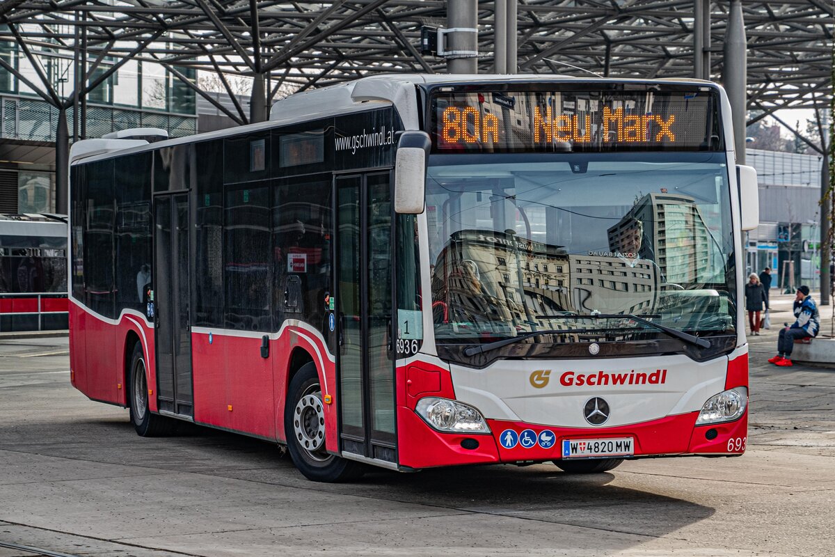 22.1.2024: Gschwindl Wagen 6936 verlässt auf der Linie 80A den S-Bahnhof Wien Praterstern. Die Besonderheit an diesem Bus ist das noch alte Gschwindl Logo welches auf wiener Stadtbussen so fast nicht mehr zu sehen ist.