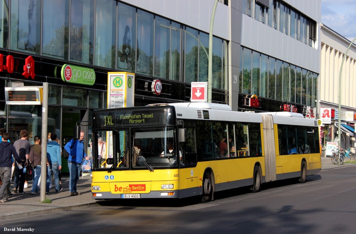 23.08.2014 an der Turmstraße in Berlin steht ein MAN NG313 der BVG.
