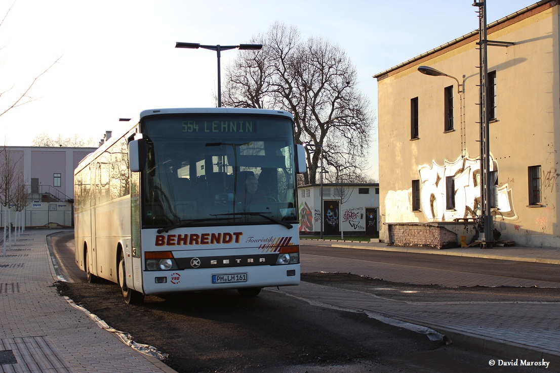 23.12.2014 der Setra S315UL der Firma Behrendt, Lehnin auf dem Brandenburger ZOB.
