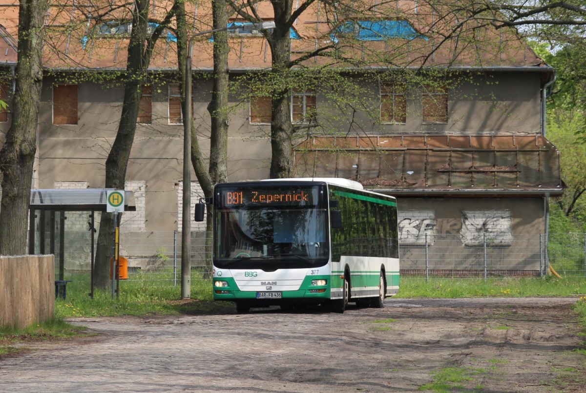 23.4.2014 Nicht viel los auf der neuen Buslinie 891 Zepernick - Schönwalde. Ein MAN Lions City ohne Fahrgäste vor dem ehemaligen Arbeiterwohnheim in Hobrechtsfelde.
