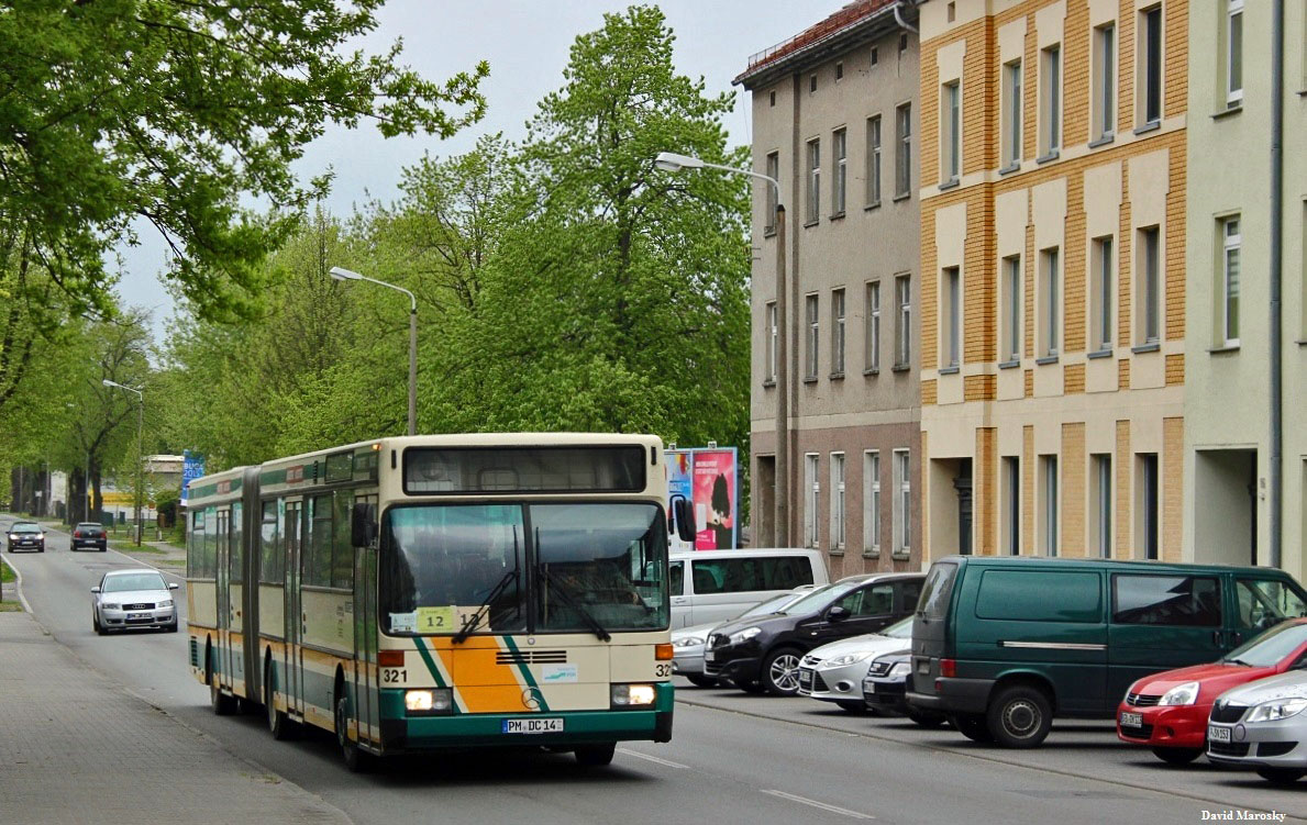 24. April 2015 in Brandenburg, Krakauer Vorstadt. Der ehemalige Göttinger 321 auf dem Weg in Richtung Lehnin. (O 405G) 