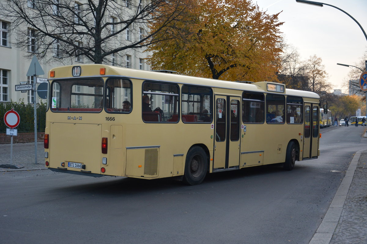  25 Jahre Linie 100  und deswegen sind einige Historische Busse unterwegs zwischen Berlin Zoologischer Garten und Berlin Alexanderplatz. Hier zu sehen ist ein MAN E2H 85 (SL 200) (B-I 1666). Aufgenommen am Bahnhof Berlin Zoologischer Garten / Hertzallee / 31.10.2015.
