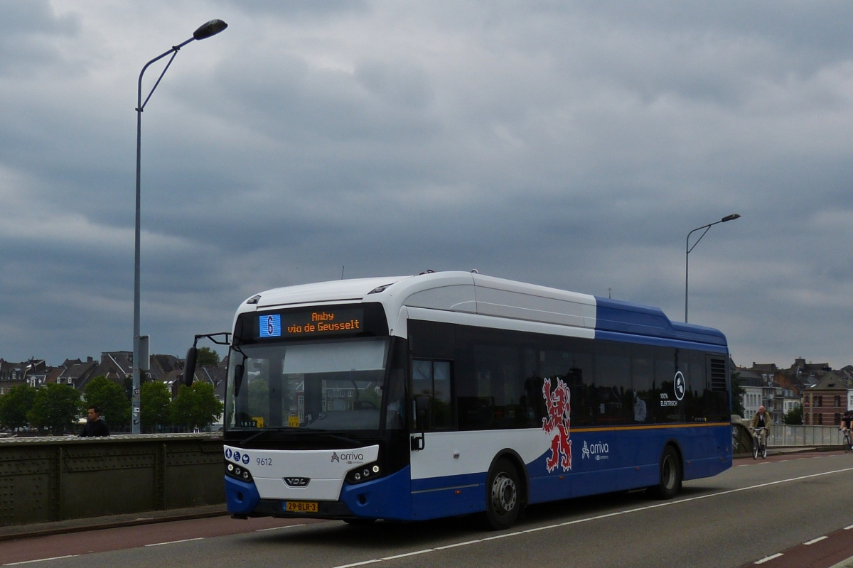 29-BLR-3, VDL Citea von arriva überquert die „Wilhelminabrug“ in Richtung Hauptbahnhof von Maastricht. 17.07.2020