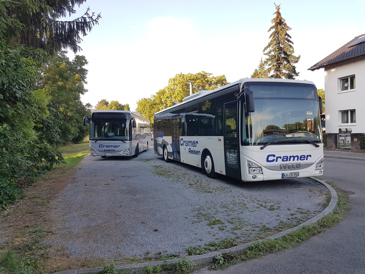 2x Iveco Crossway LE von Cramer Reisen am 01.09.2018 in Karlsruhe Durlach - im Hintergrund neu die Version ohne Podest (KA-CR 905) für die Verkehrsbetriebe Karlsruhe