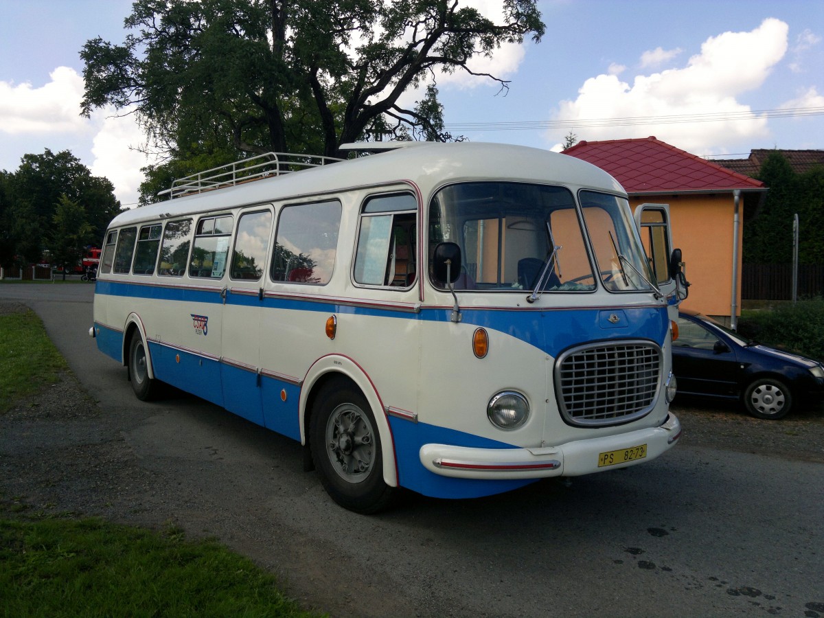 Škoda 706 RTO war ein Omnibus des tschechoslowakischen Nutzfahrzeugherstellers Škoda. Er wurde in verschiedenen Versionen von 1959 bis 1977 produziert. Dieser Bus wurde 1960 hergestellt. Hubraum ist 11783 ccm, leistete der Motor 117,6 kW, Höchstgeschwindigkeit 75 km/h. Hlohovice am 2.8.2014.