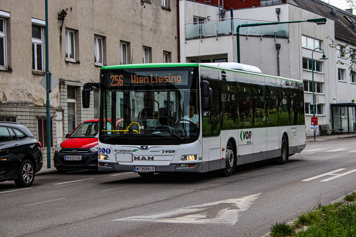 3.9.2023: Dr. Richard Wagen 1440 als 256 nach Wien Liesing verlässt die Station Perchtoldsdorf Schweglergasse.
