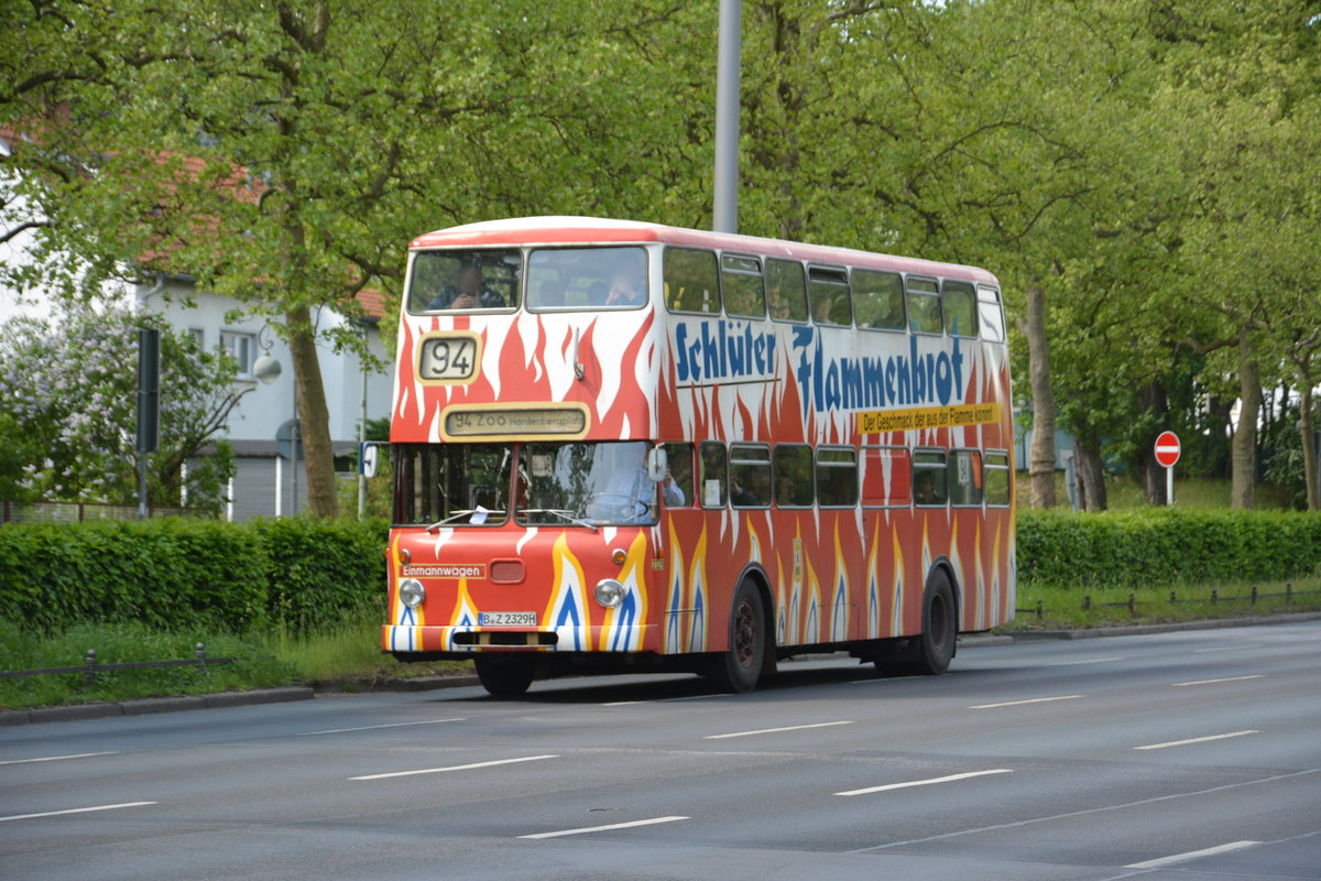  50 Jahre Busse auf der Kantstraße , so hieß es zur Traditionsfahrt 2016. Auch mit dabei B-Z 2329H, Büssing DE 71. Aufgenommen an der Haltestelle, Flatowallee/Olympiastadion.
