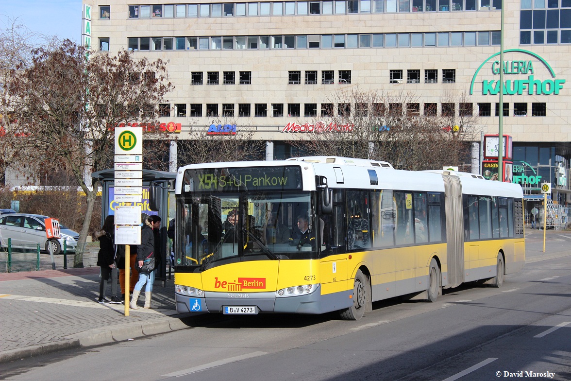 6. Februar 2014 - Berlin, ein Solaris Urbino der BVG an der Falkenberger Chaussee.