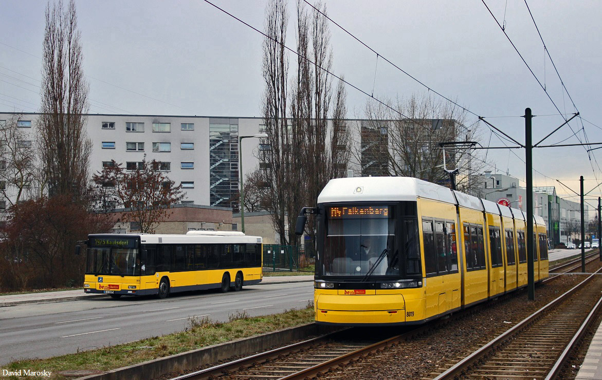 6. Februar 2014 - Berlin, ein MAN NL313-15 der BVG an der Falkenberger Chaussee. Aktuell sind noch 10 Fahrzeuge dieses Typs bei der BVG im Bestand die Aktuelle Verteilung der KOM (Februar 2015) :

1x Hof I
9x Hof L 