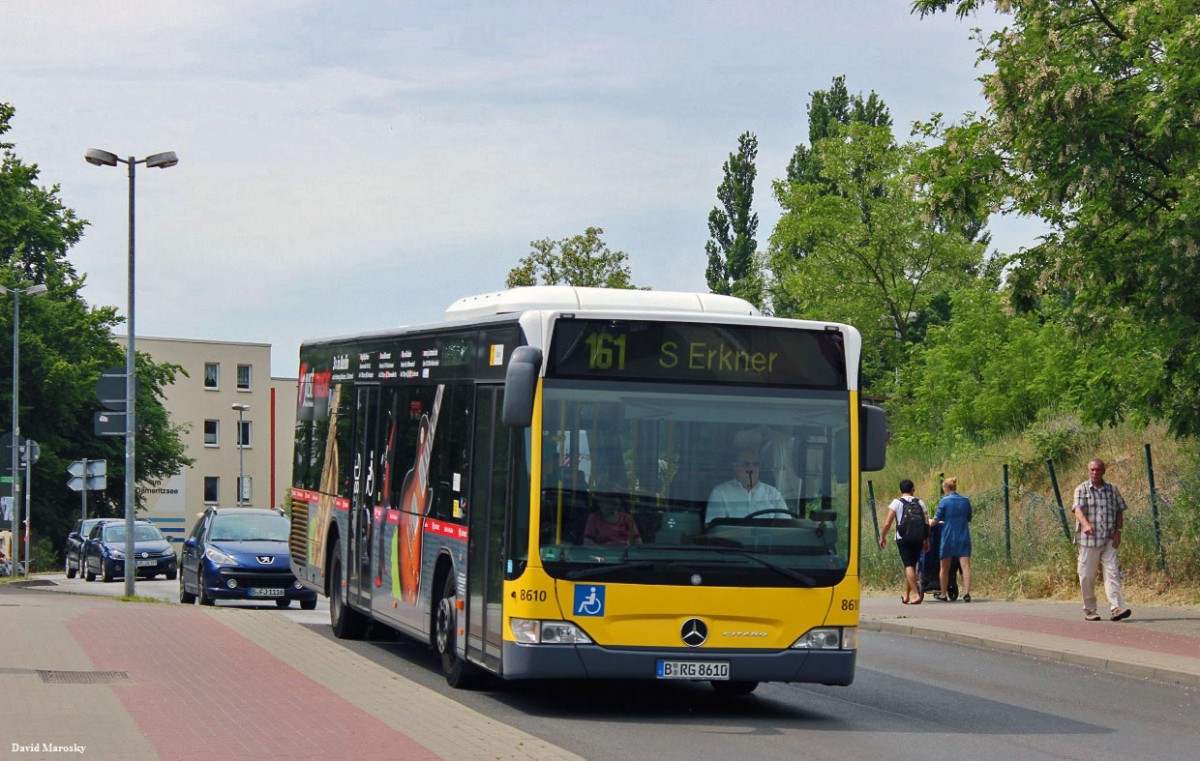 6. Juni 2015 - Erkner, Bahnhofstraße - dieser Citaro II von Firma Hartmann ist auf Linie 161 unterwegs in Richtung S-Erkner. 