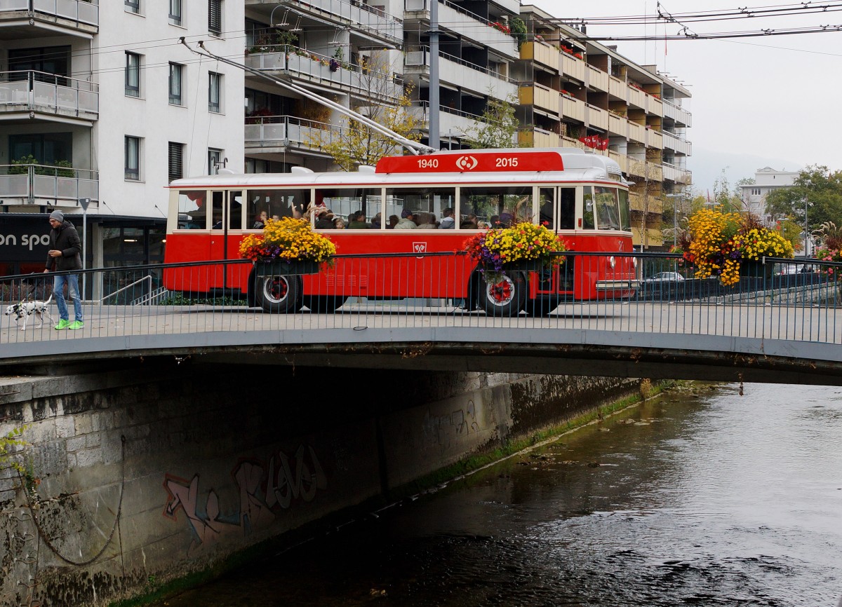 75 Jahre Trolleybus Biel. Oldtimerfahrten mit dem Bus 21 auf einer spezielle Route in Biel am 24. Oktober 2015.
Foto: Walter Ruetsch