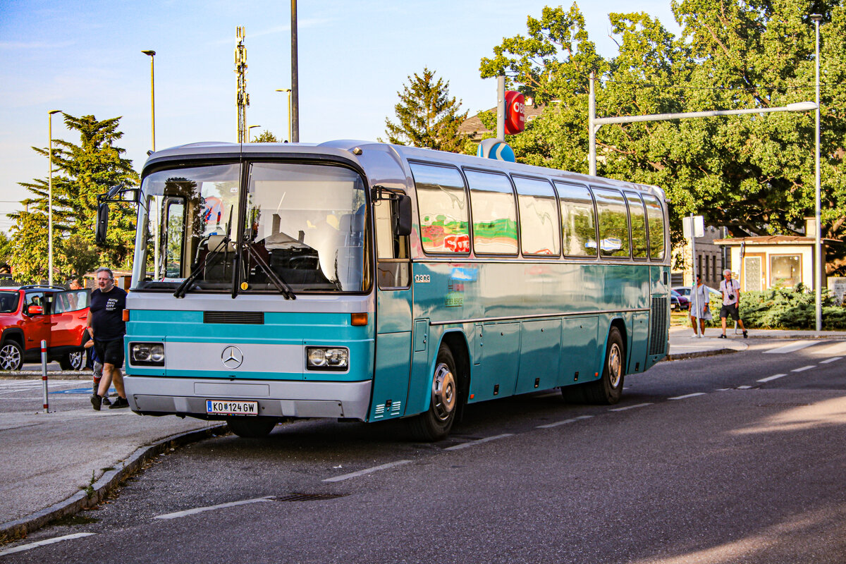 9.9.2023: Der Mercedes o303 der Firma Cepera wurde auch am Shuttlebus zur 100Jahr Feier eingesetzt. Dieser Bus hat noch die alte Blau/Graue Bahnbus Lackierung behalten. Hier steht er am bahnhof Strasshof nachdem er die Besucher der 100Jahre ÖBB Zugparade wieder zurück zum Bahnhof gebracht hat.