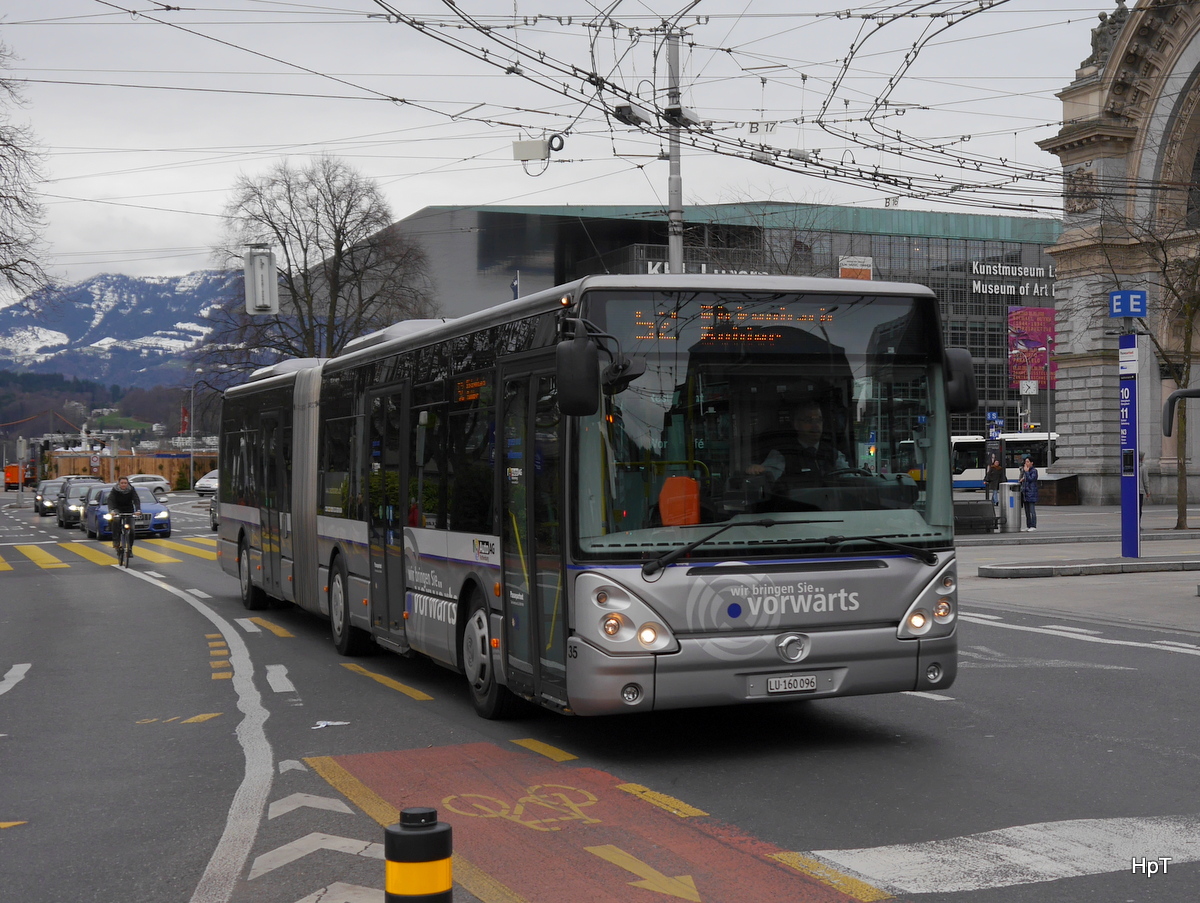 AAGR - Irisbus  Nr.35  LU 160696 unterwegs auf der Linie 52 in Luzern vor dem Bahnhof am 01.12.2015
