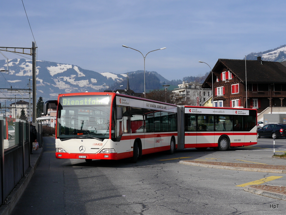 AAGS - Mercedes Citaro Nr.17  SZ 10117 bei den Haltestellen beim Bahnhof in Schwyz am 27.02.2016