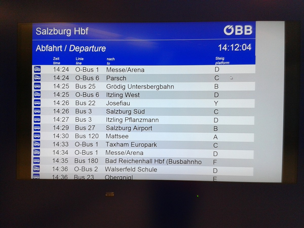 Abfahrtsmonitor der Busse am Salzburger Hauptbahnhof. (18.8.2015)
