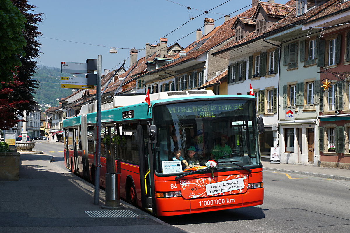 ABSCHIEDSFAHRT NAW SWISSTROLLEY II
Verkehrsbetriebe Biel
Am 6. Mai 2018 verabschiedeten sich die Verkehrsbetriebe Biel von den NAW HESS SWISS TROLLEY die von 1997 - 2018 bei jeder Witterung auf den Buslinien 1 und 4 zuverlässige Dienste leisteten.
Für die Abschiedsfahrt mit den vielen Trolleybus-Fotografen stand der Bus 84 zum letzten Mal im Einsatz.
Ab Frühling 2018 werden auf dem Liniennetz der Verkehrsbetriebe Biel zehn neue Trolleybusse für weniger Lärm und bessere Luft sorgen. Mit dem Swisstrolley 5 der Firma Carrosserie Hess AG hat sich ein Schweizer Produkt in der öffentlichen Ausschreibung durchgesetzt.
Ein letzter Halt des Wagens 84 im historischen Städtchens Nidau.
Foto: Walter Ruetsch 
