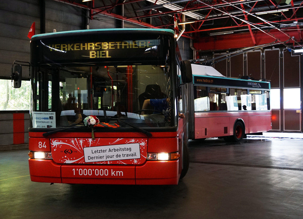 ABSCHIEDSFAHRT NAW SWISSTROLLEY II
Verkehrsbetriebe Biel
Am 6. Mai 2018 verabschiedeten sich die Verkehrsbetriebe Biel von den NAW HESS SWISS TROLLEY die von 1997 - 2018 bei jeder Witterung auf den Buslinien 1 und 4 zuverlässige Dienste leisteten.
Für die Abschiedsfahrt mit den vielen Trolleybus-Fotografen stand der Bus 84 zum letzten Mal im Einsatz.
Ab Frühling 2018 werden auf dem Liniennetz der Verkehrsbetriebe Biel zehn neue Trolleybusse für weniger Lärm und bessere Luft sorgen. Mit dem Swisstrolley 5 der Firma Carrosserie Hess AG hat sich ein Schweizer Produkt in der öffentlichen Ausschreibung durchgesetzt.
Bus 84 im Depot für die letzte Ausfahrt bereit.
Foto: Walter Ruetsch 
