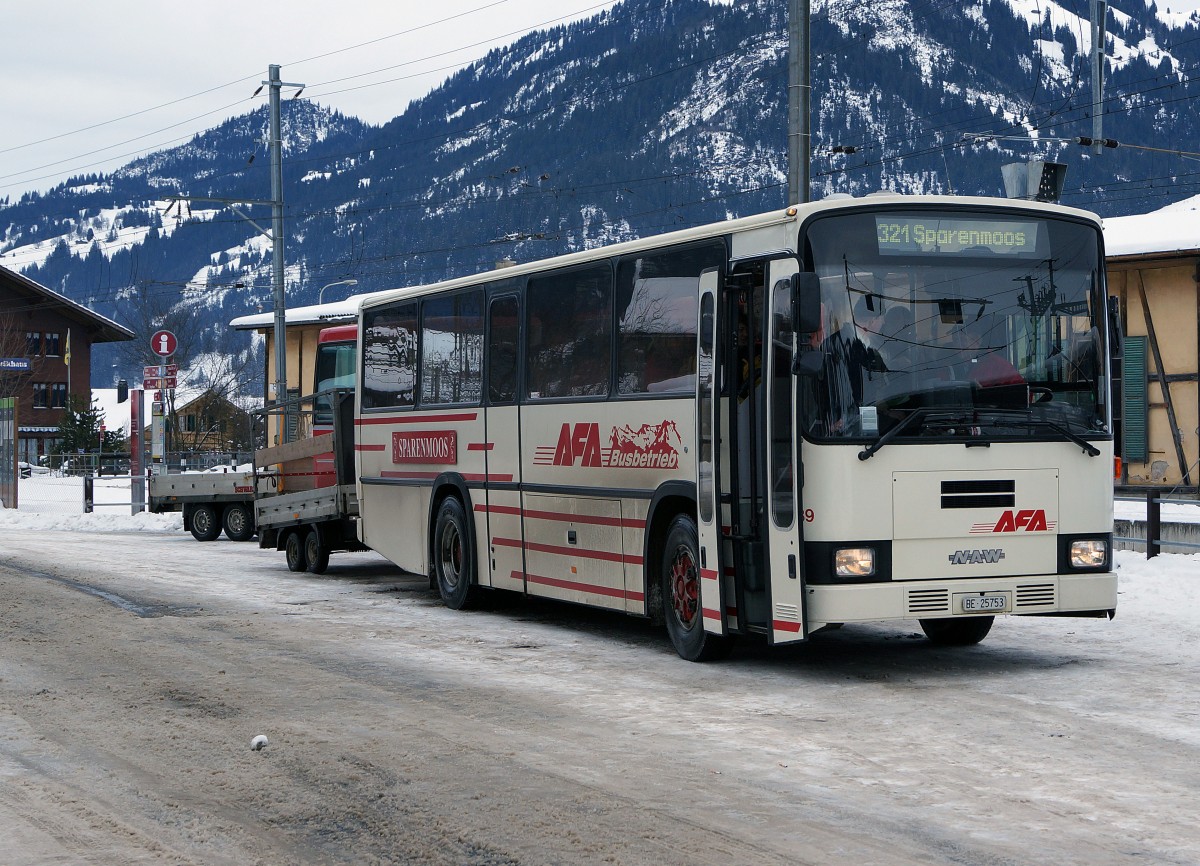 AFA: Alter Schlittelbus der Marke NAW mit Anhänger in Zweisimmen im Einsatz am 2. Januar 2015.
Foto: Walter Ruetsch