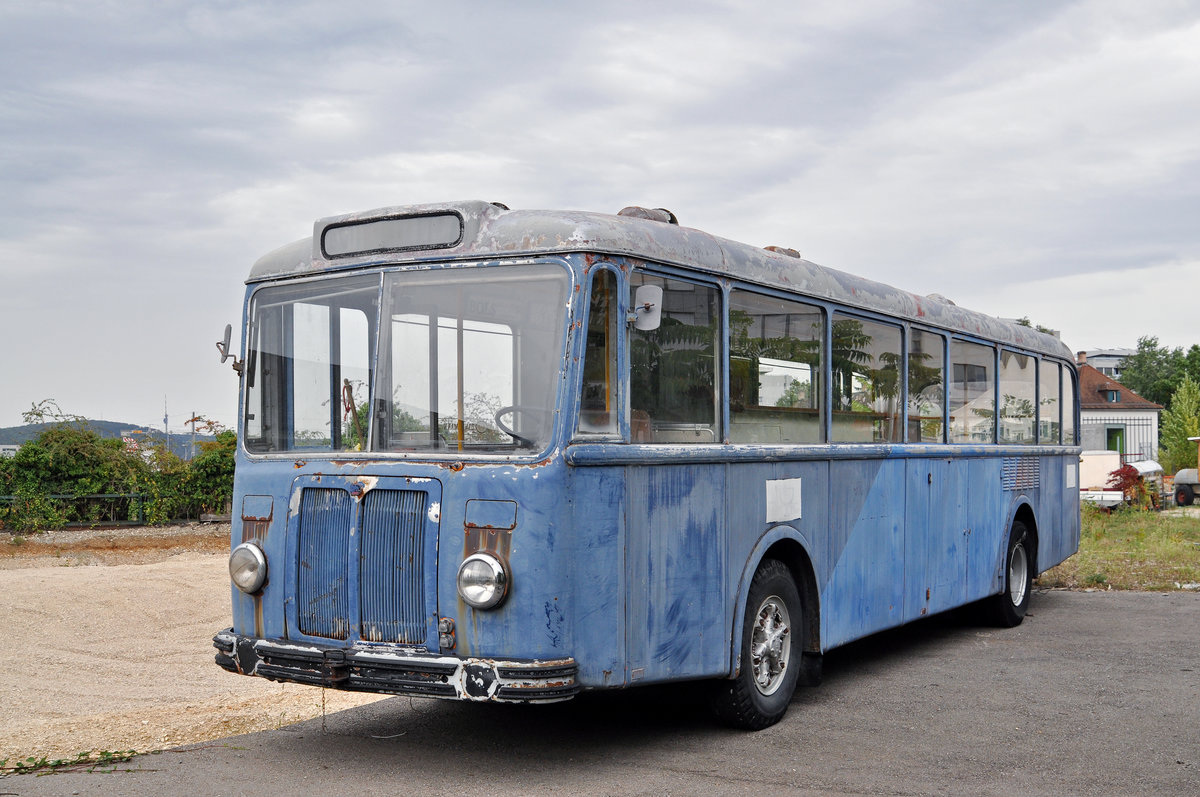 Alter, leider nicht gut erhaltener Saurer Bus steht hinter dem Tramdepot im Dreispitz. Die Aufnahme stammt vom 04.09.2016.