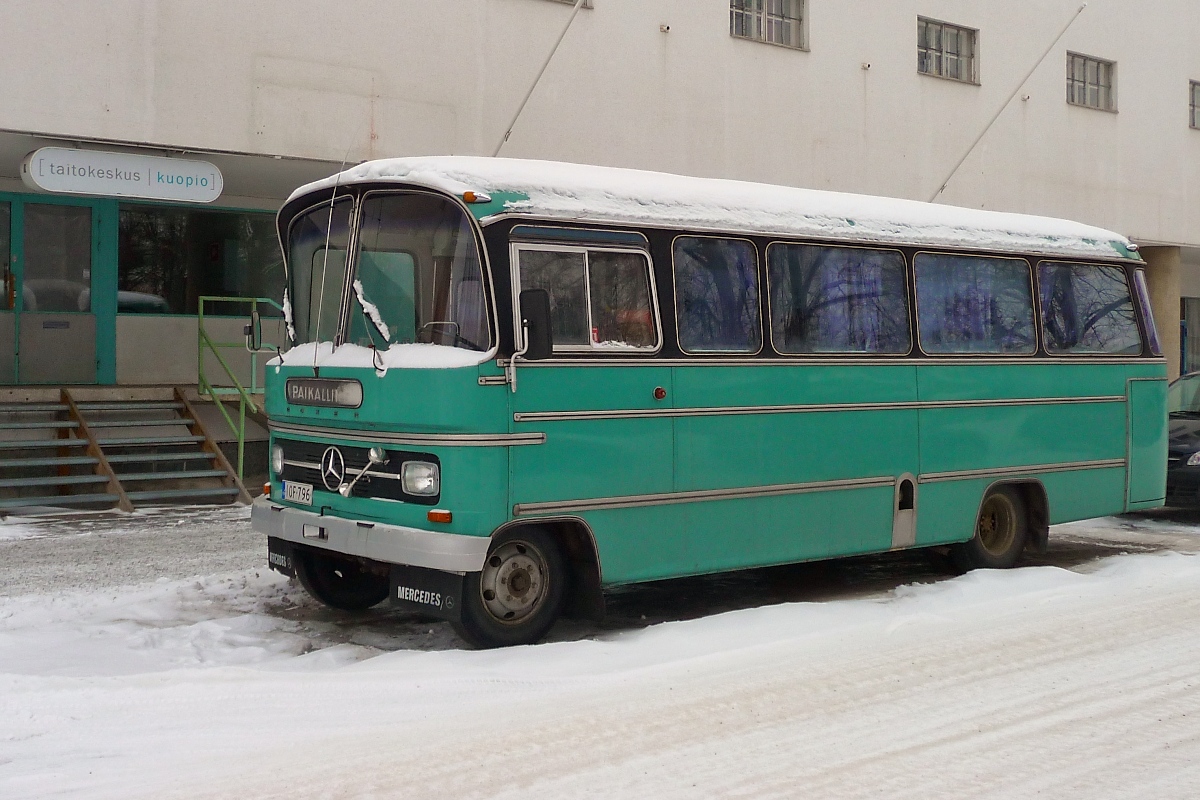 Alter Mercedes-Bus vor der Berufsschule in Kuopio, Finnland, 8.3.13