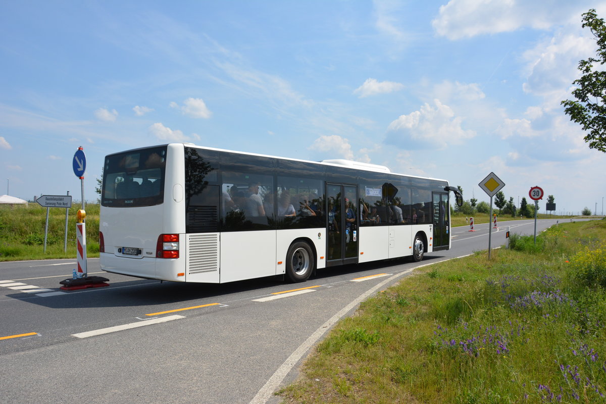 Am 04.06.2016 fährt M-AN 2085 für die ILA 2016 auf der ILA Sonderlinie S zwischen Bahnhof Schönefeld und ILA-Gelände. Aufgenommen wurde ein MAN Lion's City.