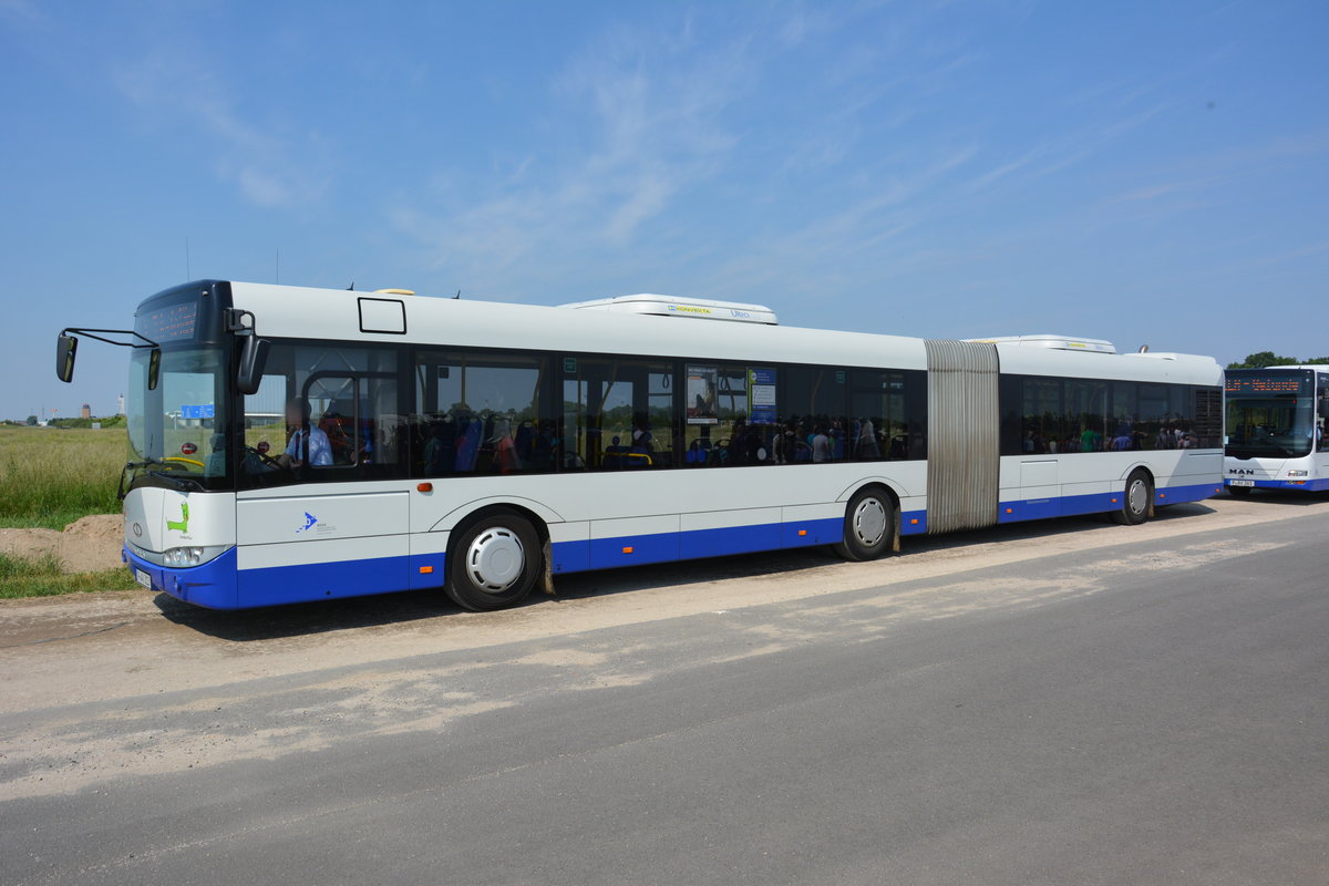 Am 04.06.2016 fährt P-AV 313 für die ILA 2016 Shuttle zwischen Parkplatz und ILA-Gelände. Aufgenommen wurde ein Solaris Urbino 18 der BVSG, Betriebshof Werder (Havel).
