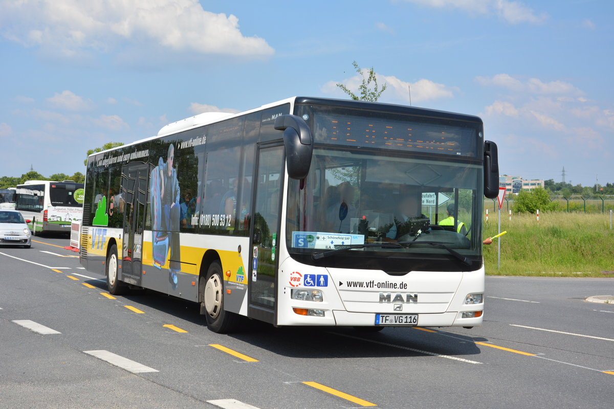 Am 04.06.2016 fährt TF-VG 116 für die ILA 2016 auf der ILA Sonderlinie S zwischen Bahnhof Schönefeld und ILA-Gelände. Aufgenommen wurde ein MAN Lion's City Ü der VTF.