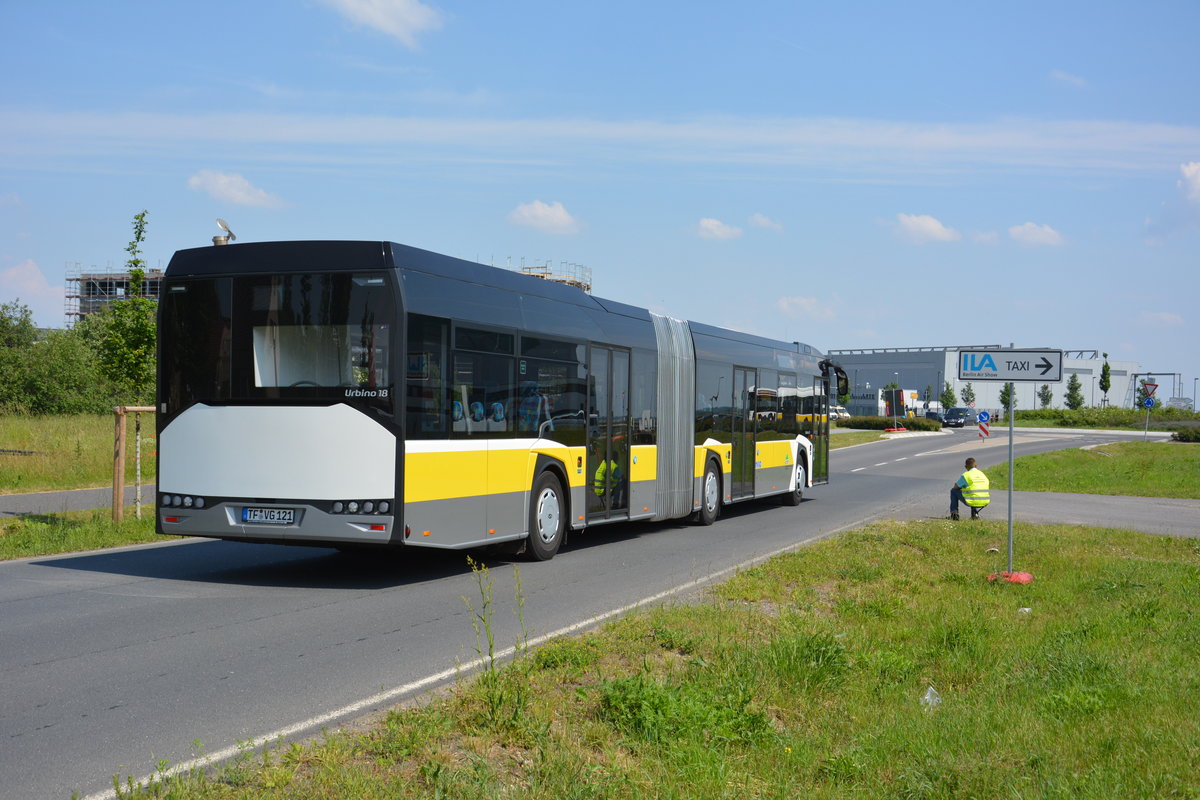 Am 04.06.2016 fährt TF-VG 121 für die ILA 2016 Shuttle zwischen Parkplatz und ILA-Gelände. Aufgenommen wurde ein Solaris Urbino  2  der VTF.
