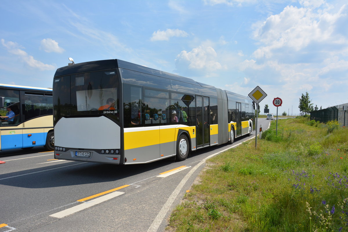 Am 04.06.2016 fährt TF-VG 121 für die ILA 2016 auf der ILA Sonderlinie S zwischen Bahnhof Schönefeld und ILA-Gelände. Aufgenommen wurde ein Solaris Urbino IV 18 der VTF.