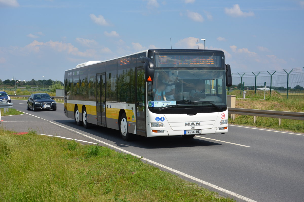 Am 04.06.2016 fährt TF-VG 151 für die ILA 2016 auf der ILA Sonderlinie S zwischen Bahnhof Schönefeld und ILA-Gelände. Aufgenommen wurde ein MAN Lion's City LÜ der VTF.