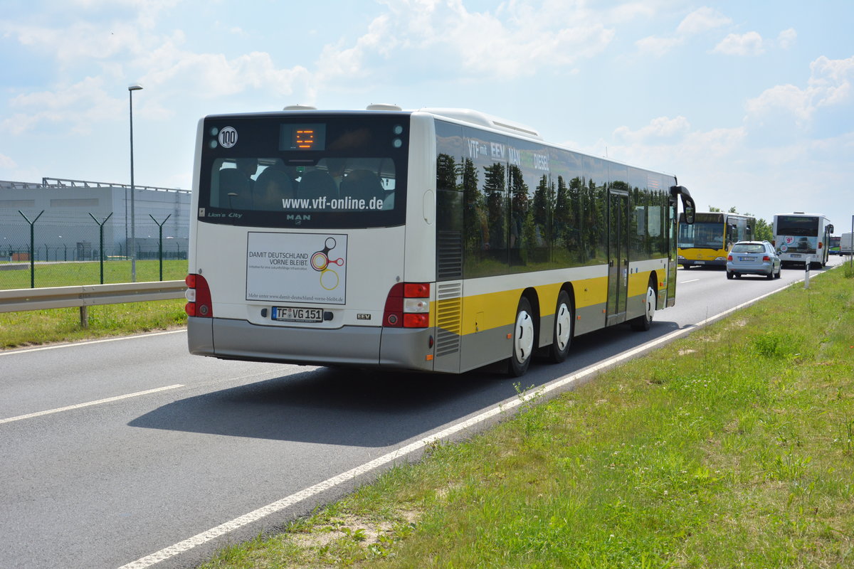 Am 04.06.2016 fährt TF-VG 151 für die ILA 2016 auf der ILA Sonderlinie S zwischen Bahnhof Schönefeld und ILA-Gelände. Aufgenommen wurde ein MAN Lion's City LÜ der VTF.
