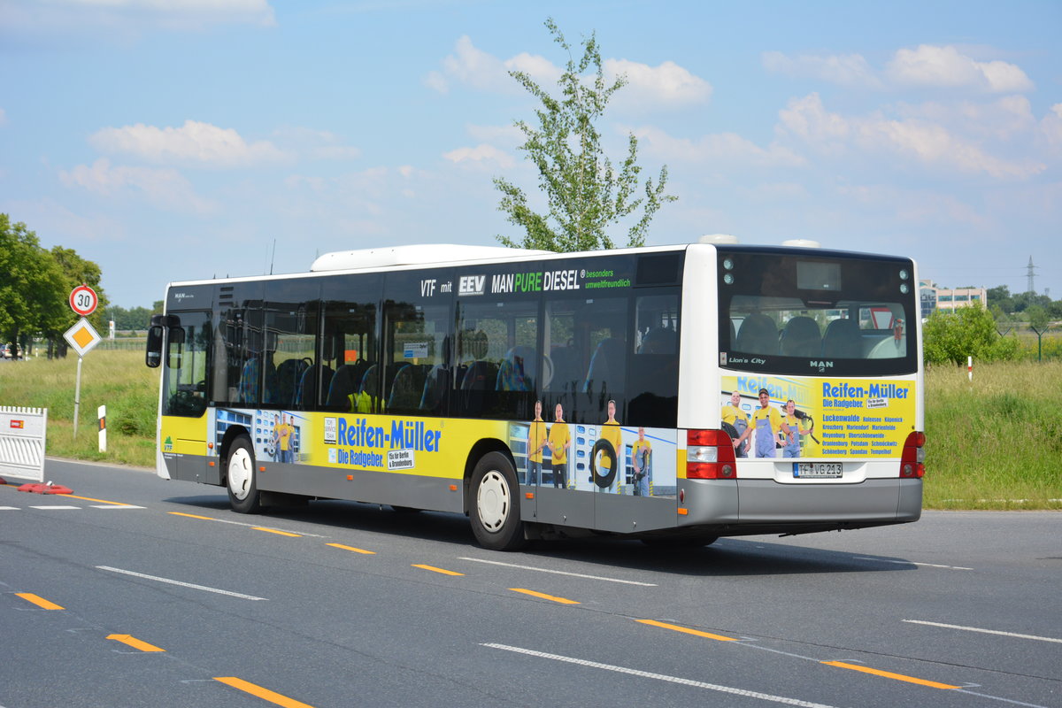 Am 04.06.2016 fährt TF-VG 213 für die ILA 2016 auf der ILA Sonderlinie S zwischen Bahnhof Schönefeld und ILA-Gelände. Aufgenommen wurde ein MAN Lion's City Ü der VTF.
