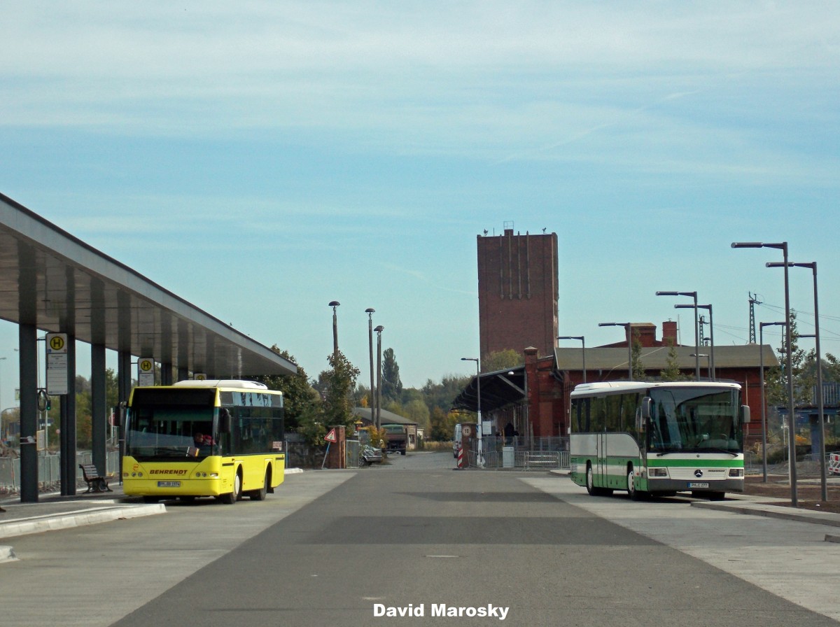 Am 04.10.2013 standen ein Neoplan Midi und ein Integro aus 1. Generation am frisch gebauten ZOB in der Havelstadt.