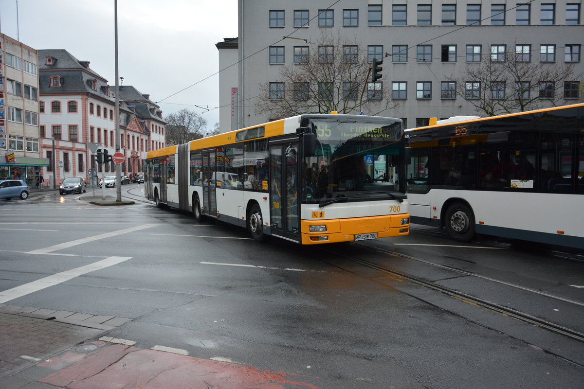 Am 04.12.2015 fährt MZ-SW 700 auf der Linie 55 durch die Innenstadt von Mainz. Aufgenommen wurde ein MAN Niederflurbus der 2. Generation.
