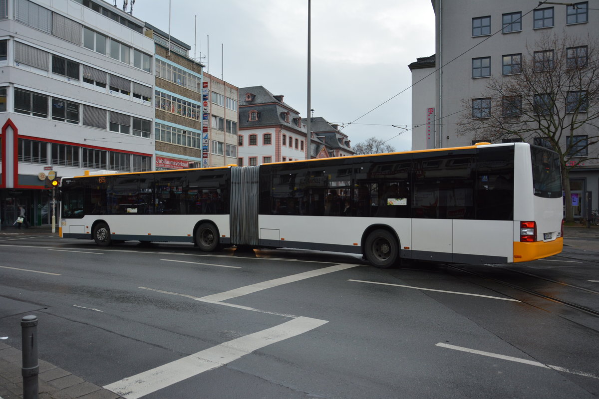 Am 04.12.2015 fährt MZ-SW 757 auf der Linie 65 durch die Innenstadt von Mainz. Aufgenommen wurde ein MAN Lion's City G.
