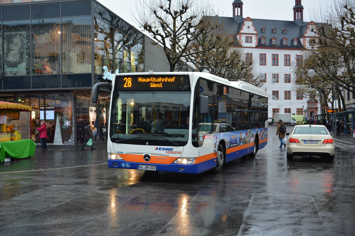 Am 04.12.2015 fährt WI-QN 302 auf der Linie 28 durch die Innenstadt von Mainz. Aufgenommen wurde ein Mercedes Benz Citaro der 2. Generation Low Entry.
