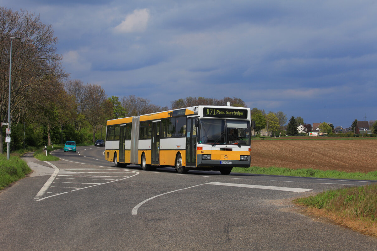 Am 07. Mai 2021 fuhr der O405G von Caillard als Linie 871 von Dormagen-Schulzentrum nach Rommerskirchen-Sinnsteden über eine Landstraße kurz vor Rommerskirchen. 