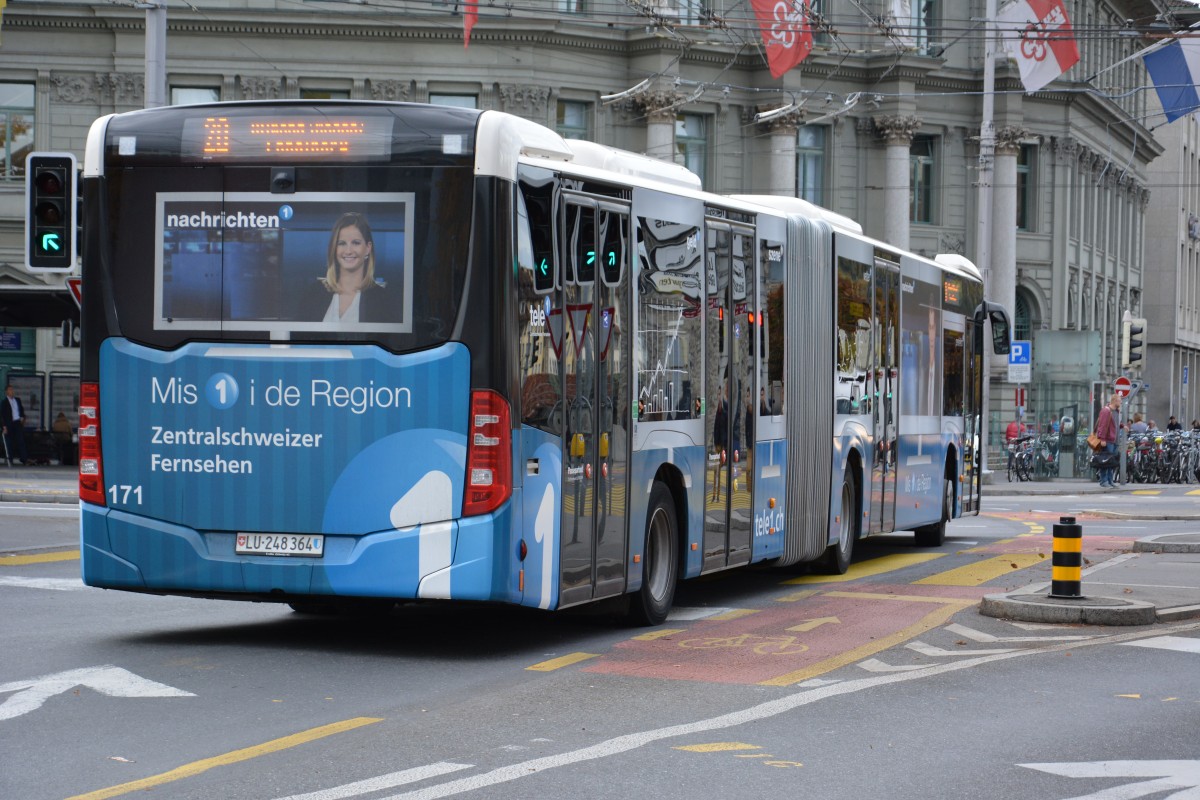 Am 08.10.2015 fährt LU-248364 auf der Linie 20. Aufgenommen wurde ein Mercedes Benz Citaro der 2. Generation, Luzern Bahnhof.
